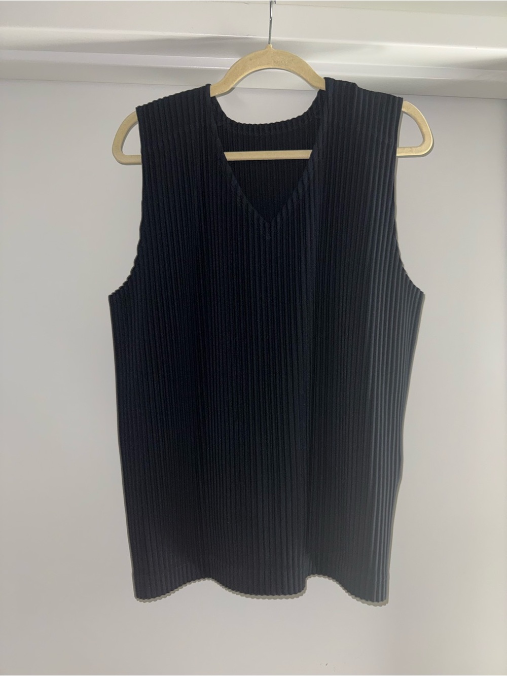 Issey Miyake Navy Pleated V-Neck Sleeveless Top